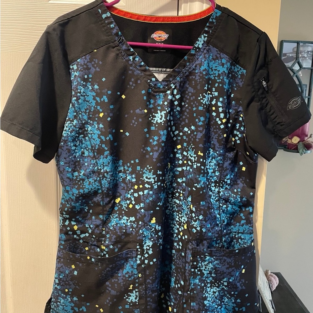 Medium scrub shirt lot - Picture 7 of 8